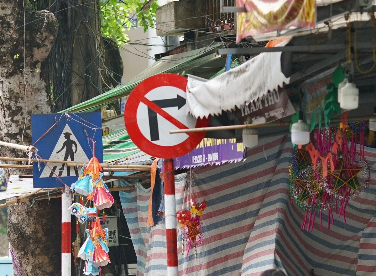 Đồ chơi Trung Thu treo cả ngày trên phố nhưng không ai hỏi.