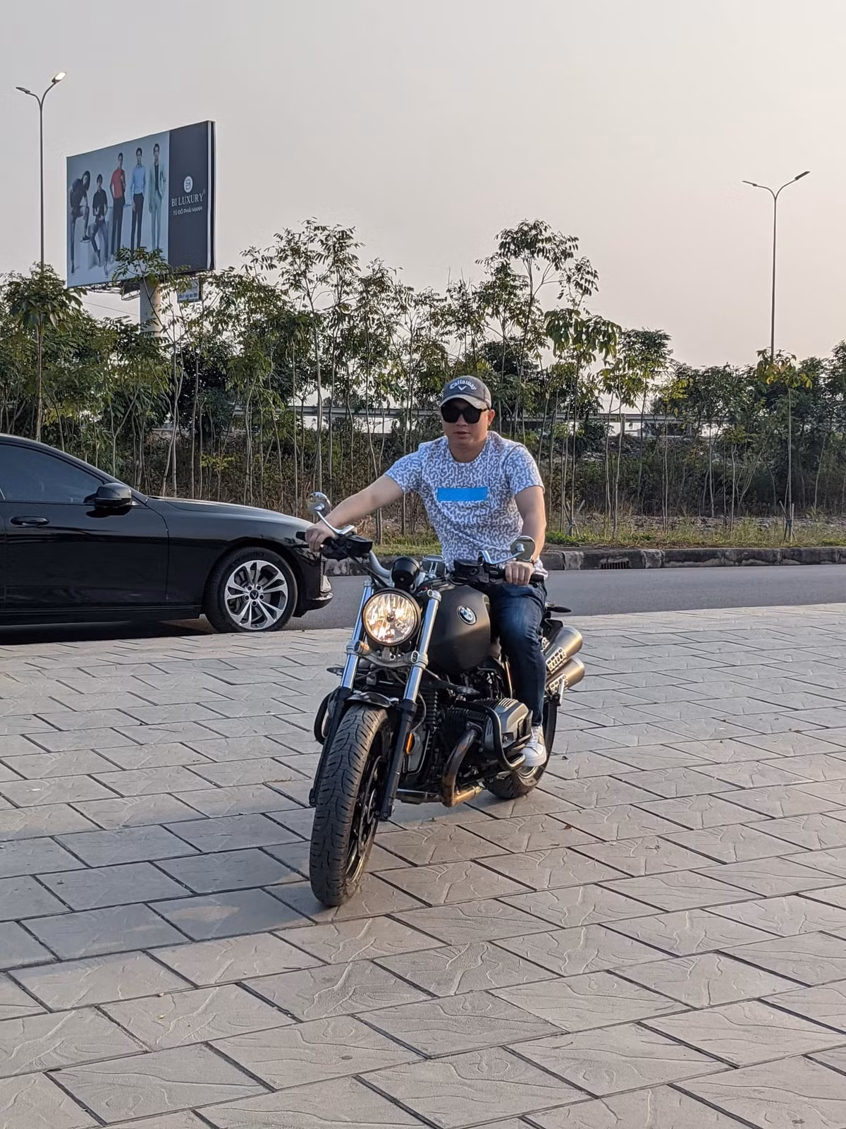 Thu choi xe cua sep 9X Vincom Retail: Tu hang khung toi 