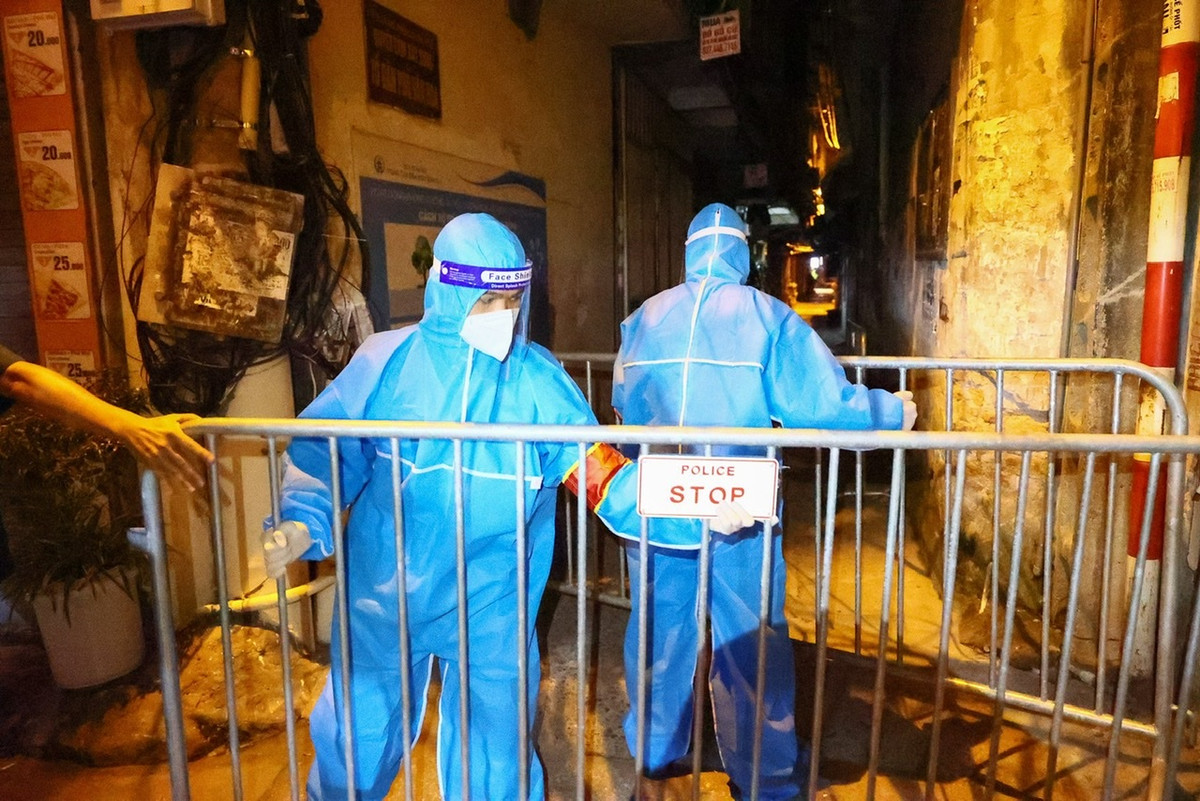 Đúng 0h ngày 12/9, lực lượng chức năng đã tiến hành gỡ bỏ rào chắn ngõ 105 phố Vọng Hà.