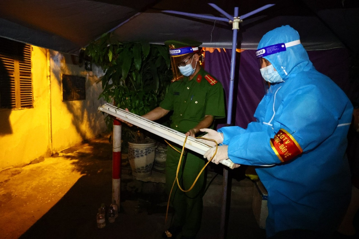 Lực lượng chức năng thu do chốt kiểm soát đầu ngõ 105.