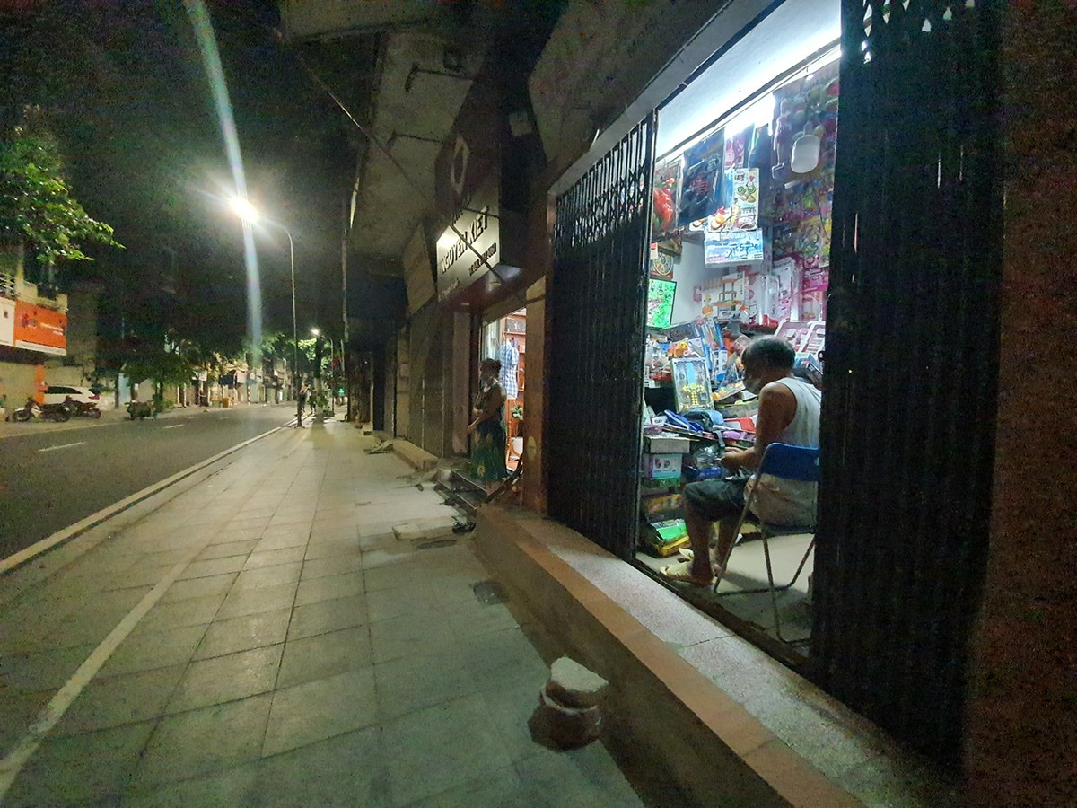 Theo đó, sau 21 ngày phong toả, diễn biến dịch tại địa bàn đã được kiểm soát nên quận Đống Đa chỉ tiếp tục cách ly thêm một số khu vực.