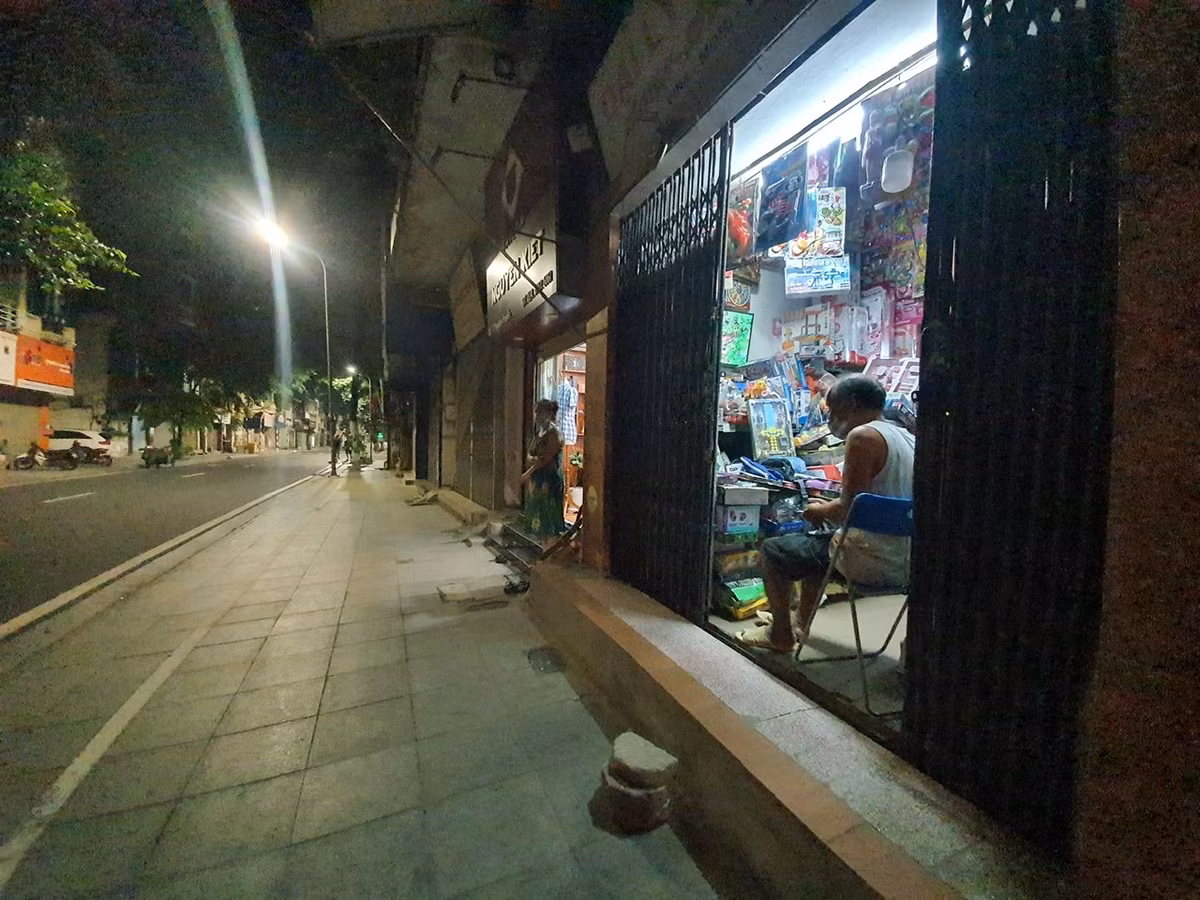 Theo đó, sau 21 ngày phong toả, diễn biến dịch tại địa bàn đã được kiểm soát nên quận Đống Đa chỉ tiếp tục cách ly thêm một số khu vực.