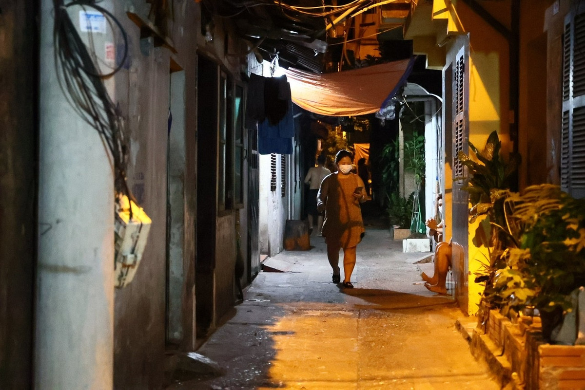 Người dân ngõ 105 hào hứng ra khỏi ngõ sau hơn 30 người bị phong toả.