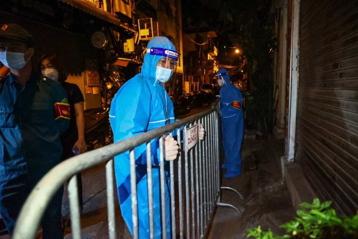 UBND phường Chương Dương cho biết thêm, sau khi gỡ phong toả, ngõ 105 phố Vọng Hà tiếp tục thực hiện giãn cách cùng toàn bộ phường.