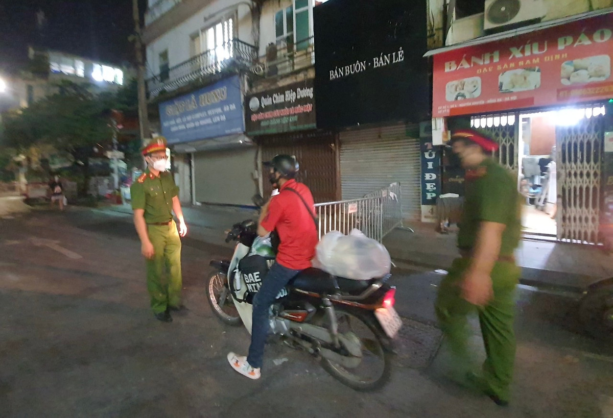 Ông Lê Tuấn Định - Chủ tịch UBND quận Đống Đa đã ký quyết định điều chỉnh vùng cách ly đối với 2 phường Văn Miếu và Văn Chương.