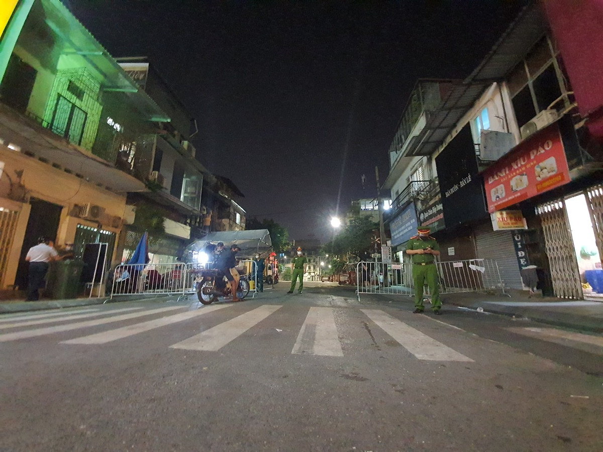 Cũng trong tối qua, phường Văn Miếu và Văn Chương cũng đã gỡ bỏ phong toả từ 18h ngày 11/9.
