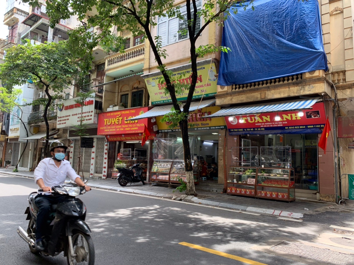 Tuy nhiên, năm nay Tết Trung thu đang đến gần nhưng những cửa hàng bánh Trung thu truyền thống vắng vẻ đến lạ thường. Trong khi đó, cùng kỳ năm trước khắp đường phố Hà Nội đều thấy hàng bánh Trung thu.