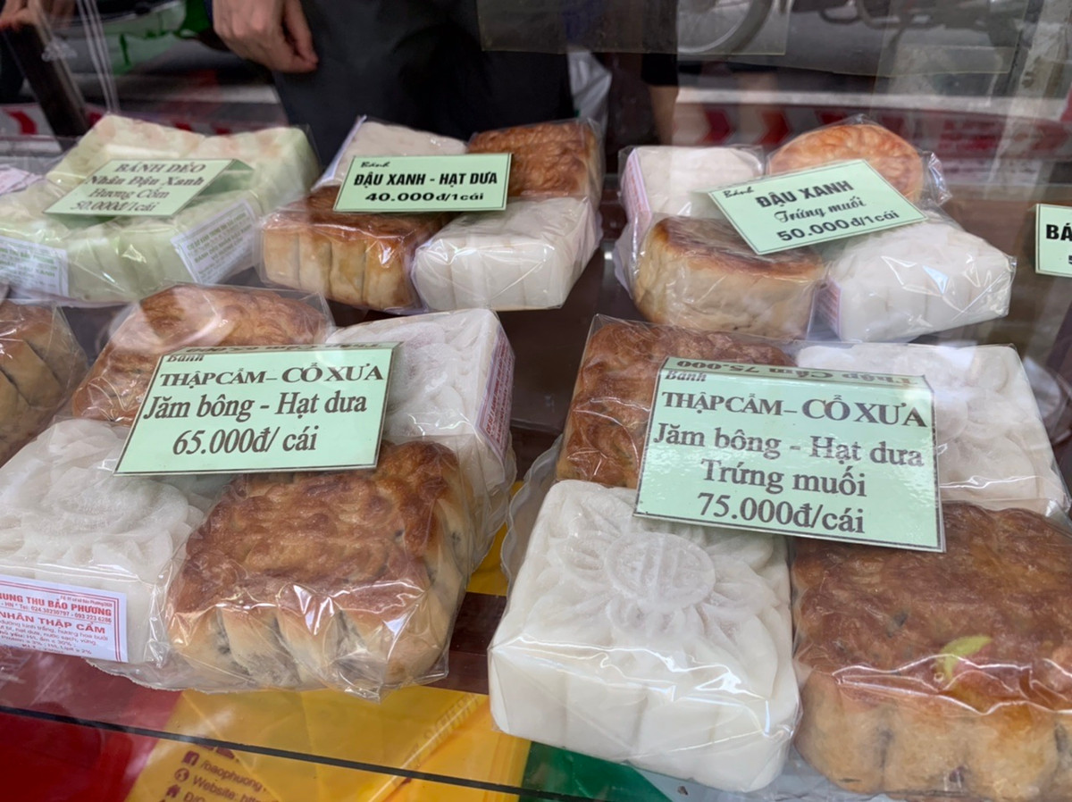 Một nhân viên bán hàng tại cửa hàng bánh Bảo Phương trên phố Thuỵ Khuê cho biết, do năm nay nhu cầu không nhiều nên cửa hàng cũng chỉ làm bánh truyền thống để dễ tiêu thụ.