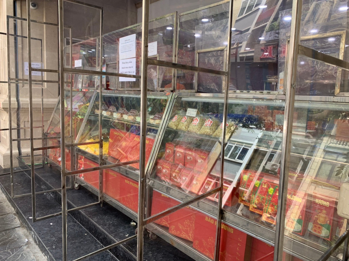 Theo ghi nhận của PV báo Tri thức và Cuộc sống, các cửa hàng bánh mở bán đều có những phương án phòng chống dịch COVID-19 lây lan như tạo vách ngăn, giữ khoảng cách và khử khuẩn khi mua hàng.