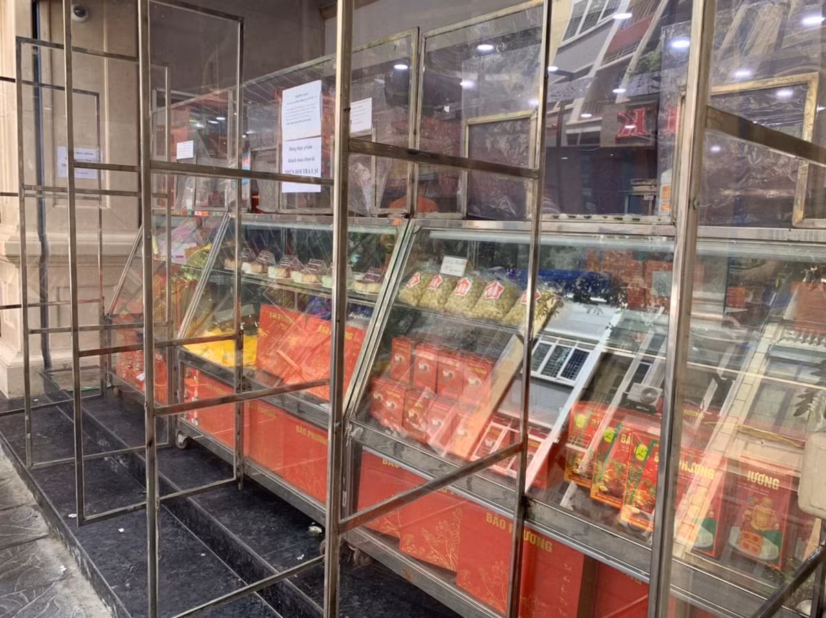 Theo ghi nhận của PV báo Tri thức và Cuộc sống, các cửa hàng bánh mở bán đều có những phương án phòng chống dịch COVID-19 lây lan như tạo vách ngăn, giữ khoảng cách và khử khuẩn khi mua hàng.