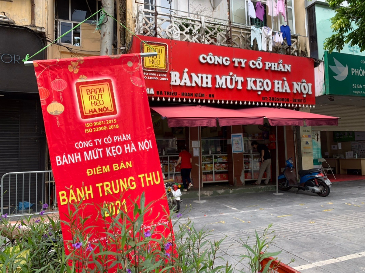 Cửa hàng của Cty CP Bánh mứt kẹo Hà Nội trên phố Bà Triệu vẫn mở bán nhưng không còn cảnh xếp hàng mua bánh vì quá đông như ngày trước.