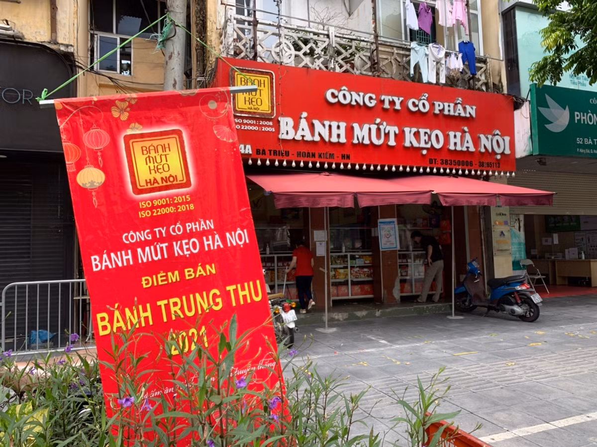 Cửa hàng của Cty CP Bánh mứt kẹo Hà Nội trên phố Bà Triệu vẫn mở bán nhưng không còn cảnh xếp hàng mua bánh vì quá đông như ngày trước.