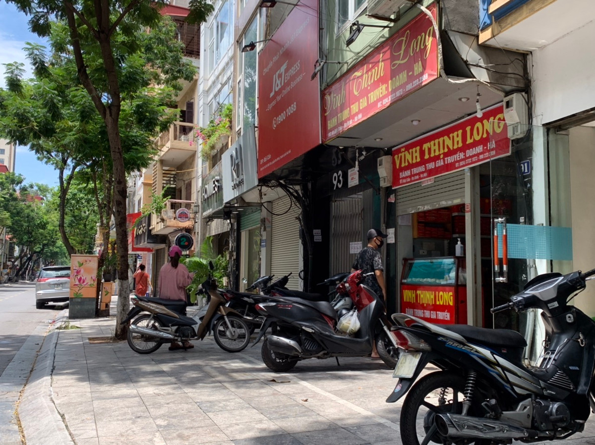 Các hàng bánh nướng, bánh dẻo dịp này cũng xuất hiện khắp nơi. Từ bánh truyền thống, bánh hiện đại, bánh công ty hay bánh gia công đều luôn là mặt hàng đắt khách.