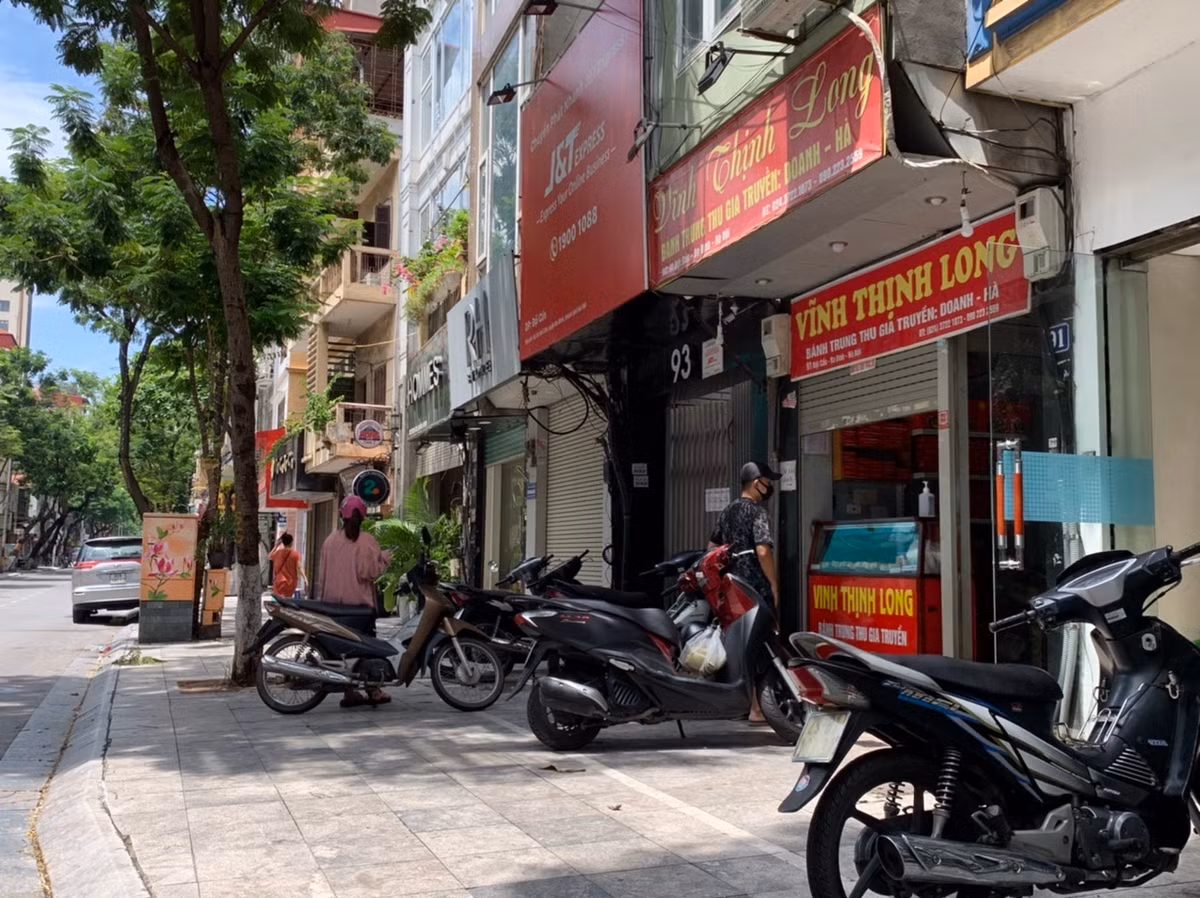 Các hàng bánh nướng, bánh dẻo dịp này cũng xuất hiện khắp nơi. Từ bánh truyền thống, bánh hiện đại, bánh công ty hay bánh gia công đều luôn là mặt hàng đắt khách.