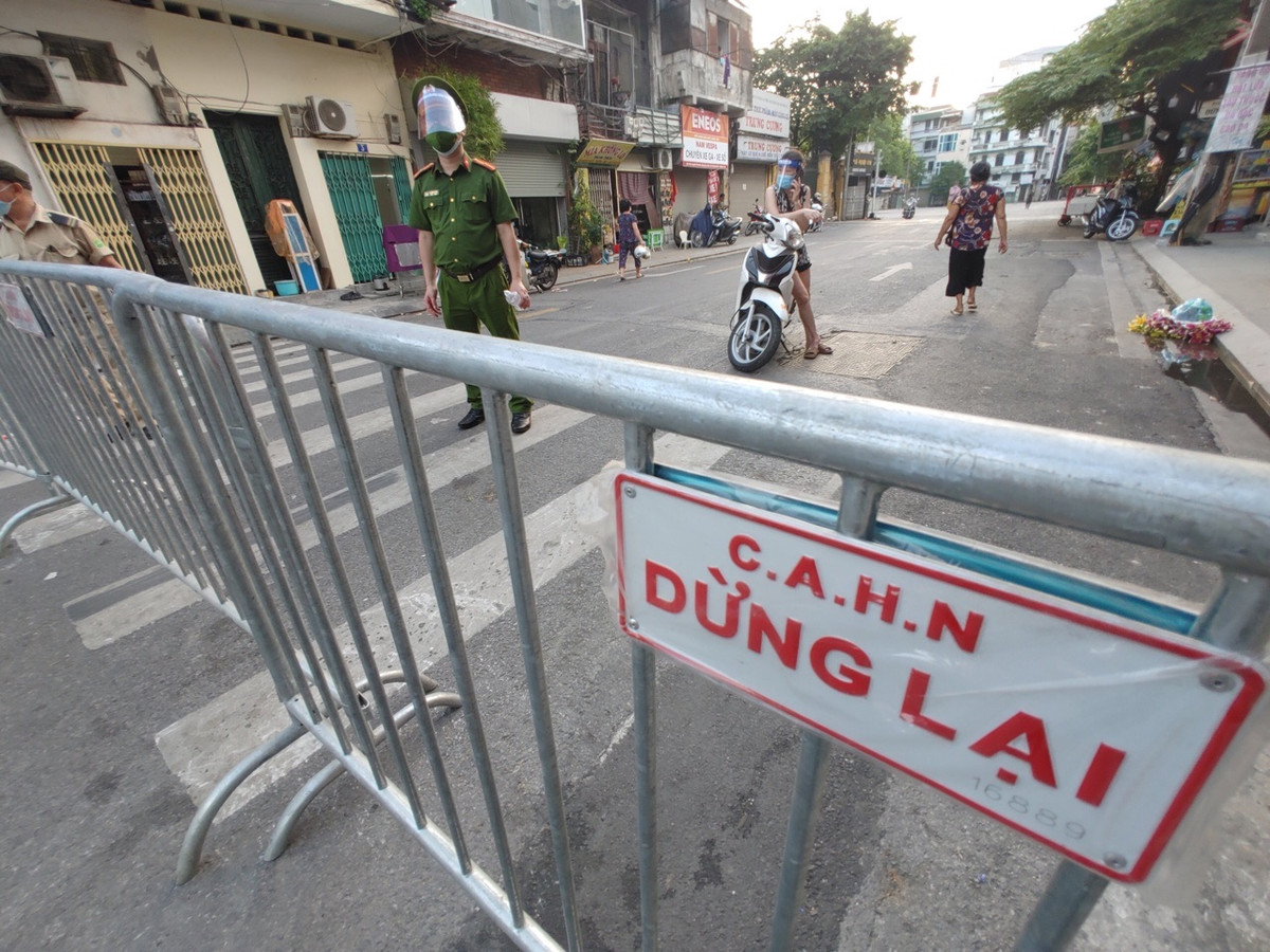 Ha Noi “ap” Chi thi 15: Cat toc mo cua, an uong mang ve