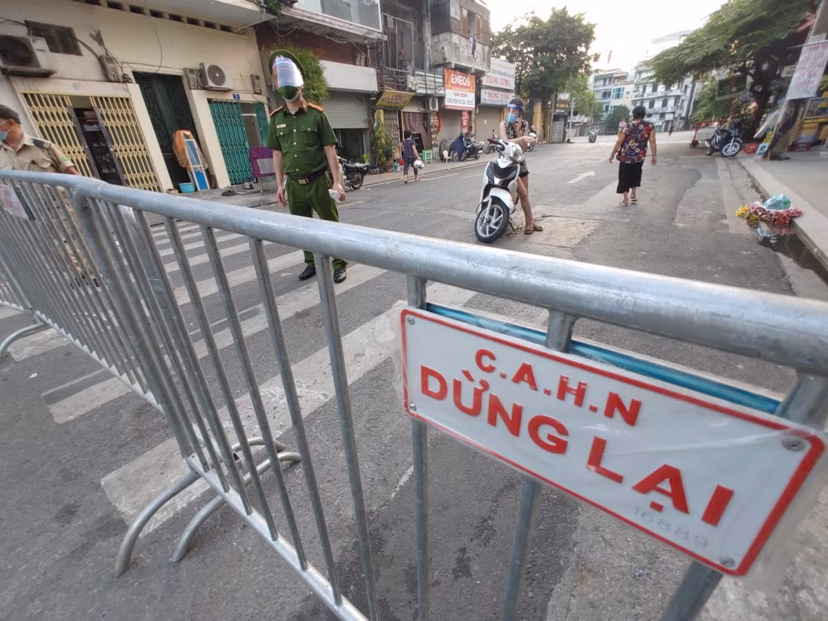 Ha Noi “ap” Chi thi 15: Cat toc mo cua, an uong mang ve