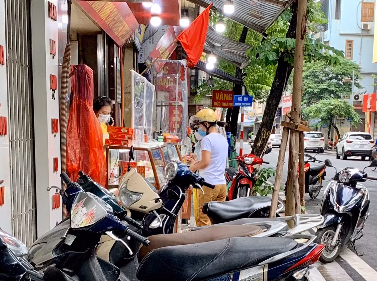 Người dân sống gần đây cho rằng giá bánh và chất lượng tại các cửa hàng này không khác gì so với Bảo Phương bởi đây đều là những hàng có nghề làm bánh truyền thống lâu năm.