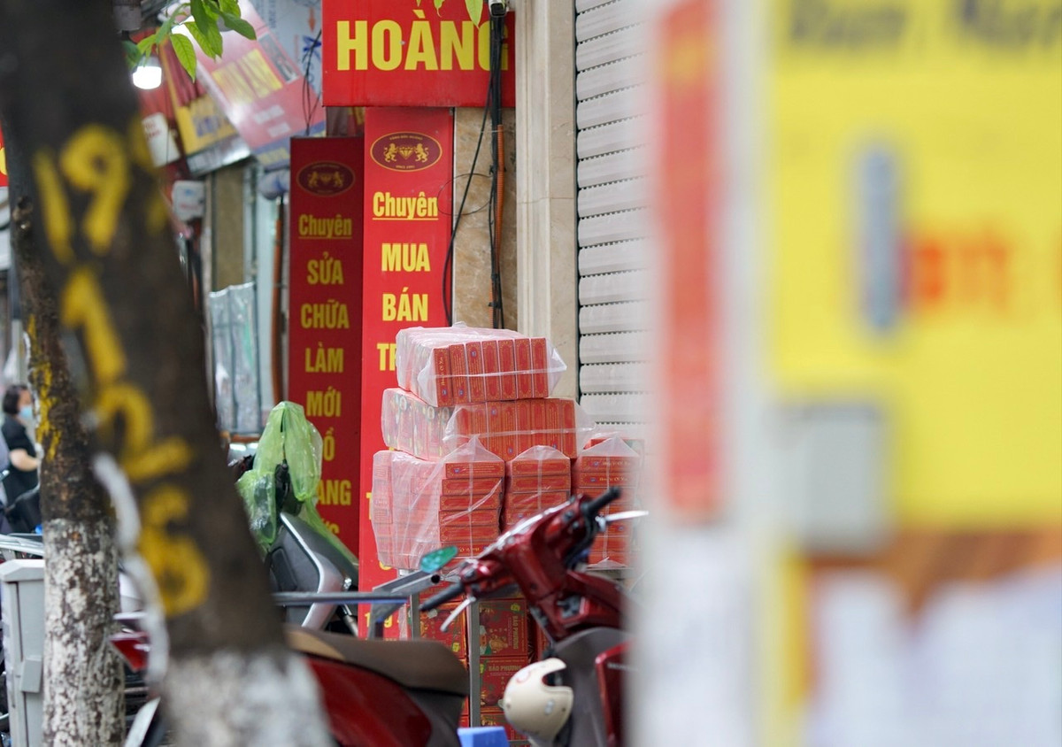 Trước cửa hàng có bày số lượng lớn hộp bánh Trung thu.