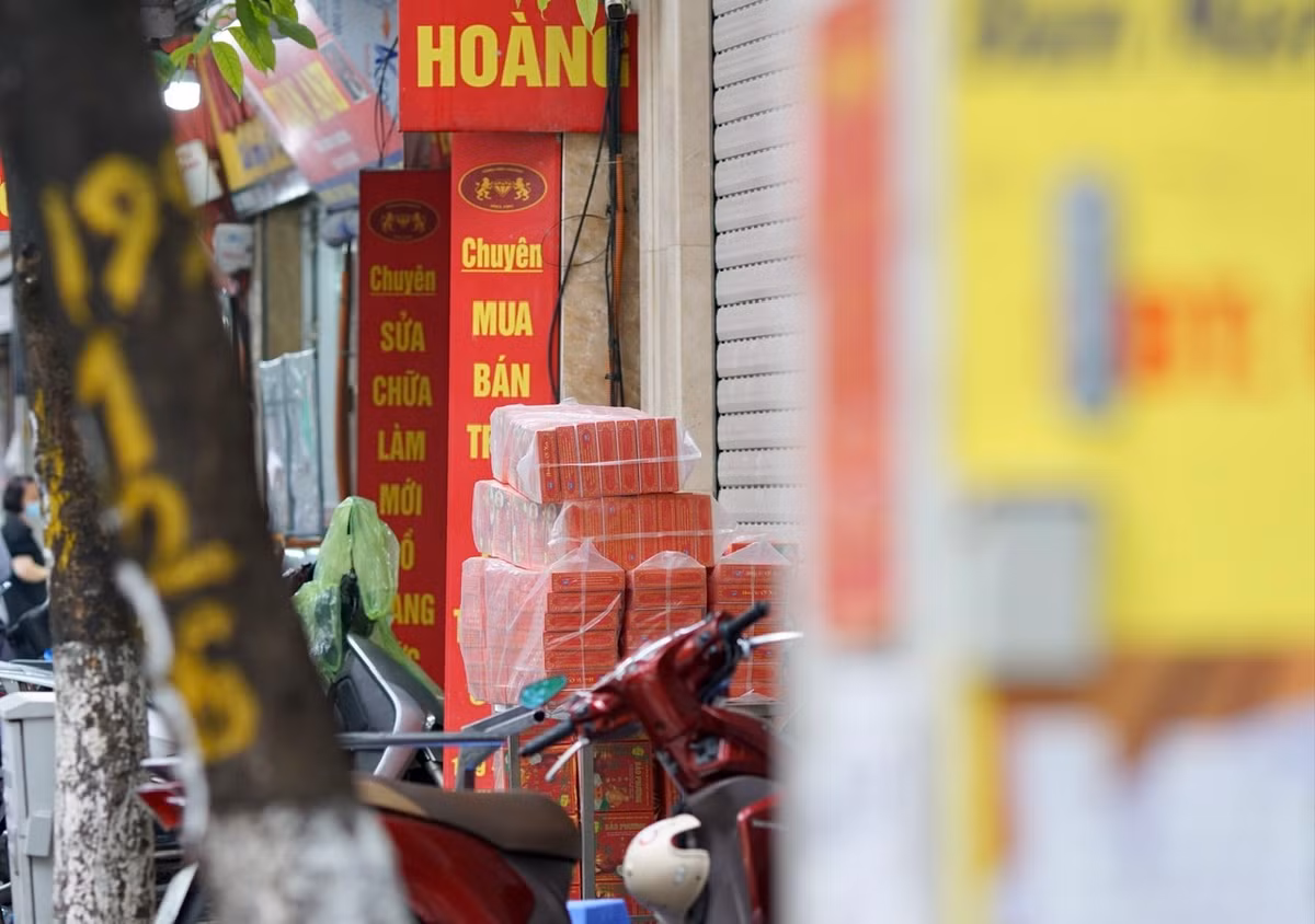 Trước cửa hàng có bày số lượng lớn hộp bánh Trung thu.