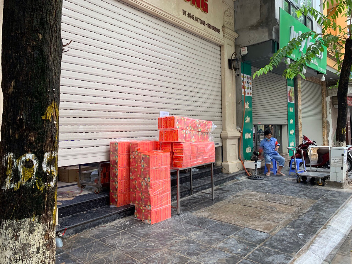 Cửa hàng bánh Bảo Phương cơ sở gần đó cũng đóng cửa cửa không tiếp khách.