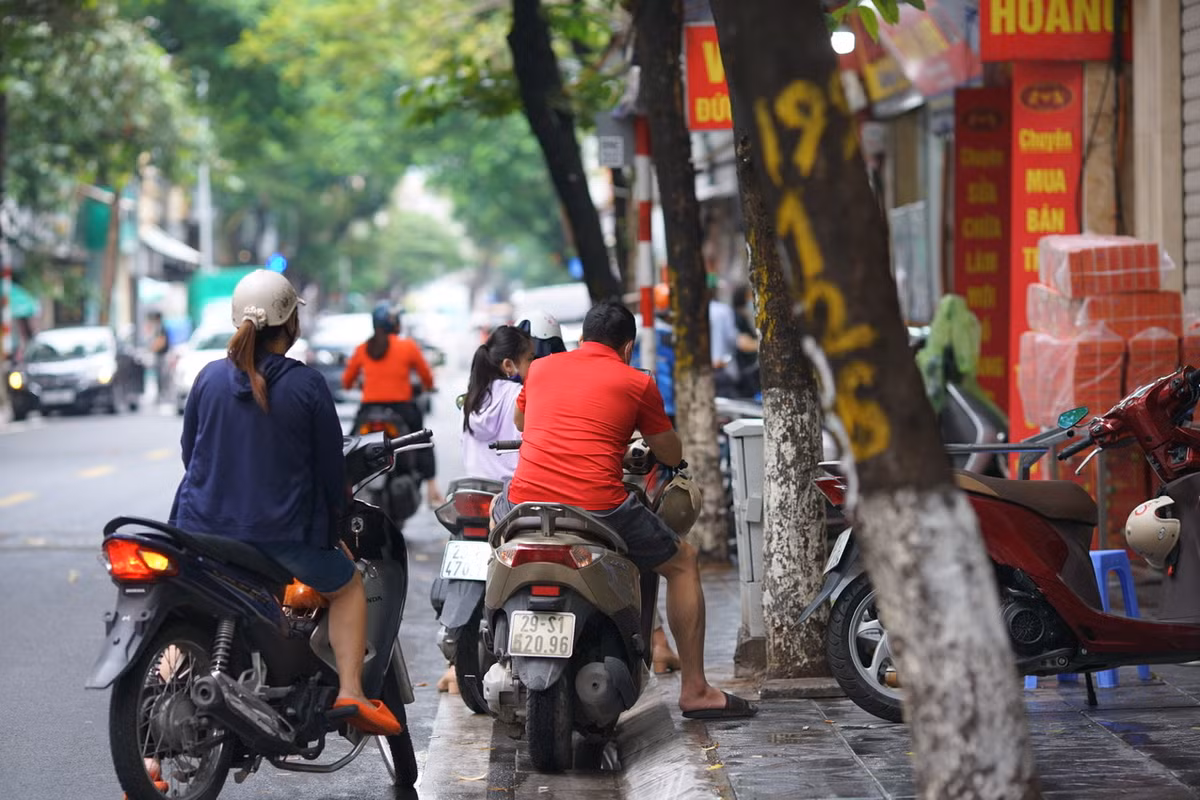 Nhiều người dân bất ngờ và cố chờ để hỏi mua bánh của Bảo Phương nhưng không được.