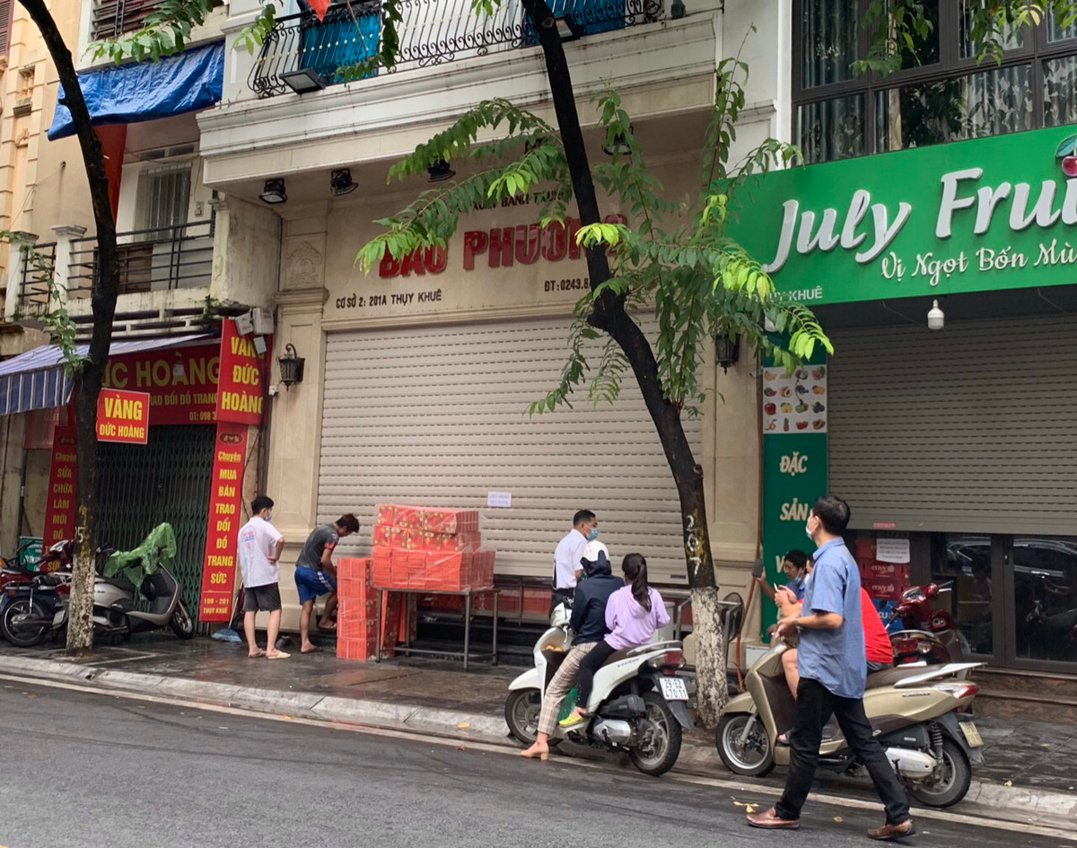 Nhân viên cửa hàng bánh Bảo Phương cho biết thêm, hiện nay số lượng đặt qua facebook rất lớn nên không có hàng để bán lẻ.