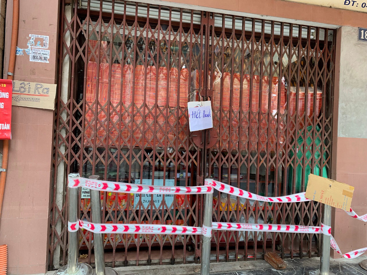 Trước đó, cửa hàng bánh này bị phản ánh để người dân xếp hàng mua bánh mặc dù địa điểm cửa hàng vẫn đang trong “vùng đỏ”.