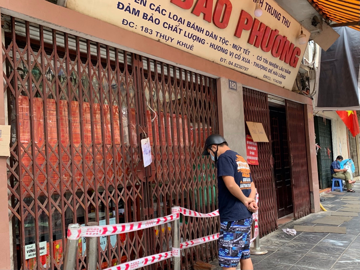 Nhiều người dân tỏ ra bất ngờ trước thông báo này. “Bao năm nay cửa hàng bánh này chưa bao giờ… hết bánh”, anh Tuấn (sống trên phố Hoàng Hoa Thám) cho biết.
