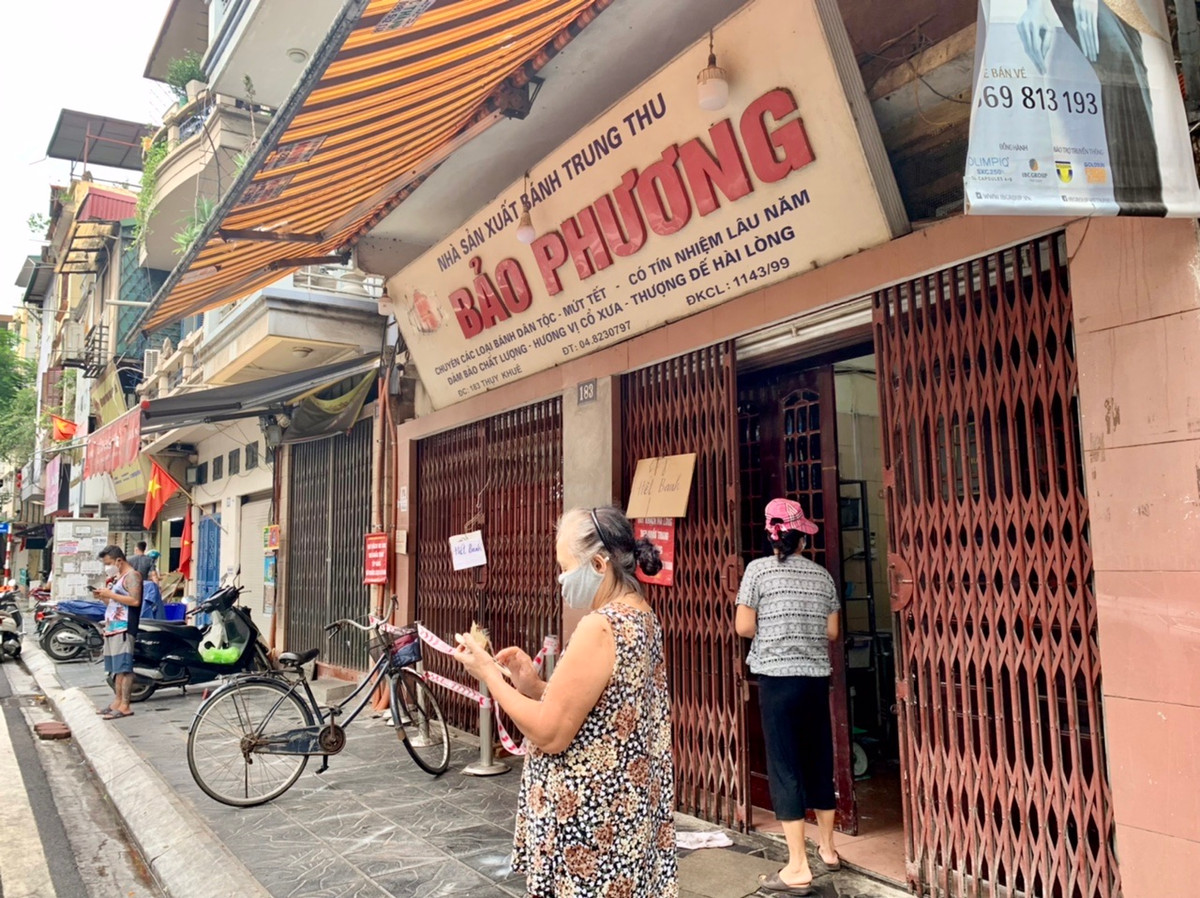 Theo hướng dẫn của nhân viên cửa hàng bánh Bảo Phương, cửa hàng tạm thời không bán lẻ. Khách muốn mua hàng có thể đặt qua facebook.