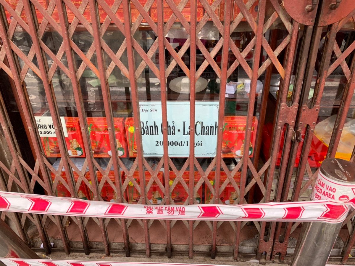 Theo ghi nhận của PV báo Tri thức và Cuộc sống, sau khi đóng cửa, cửa hàng này cũng không bày sản phẩm trên tủ.