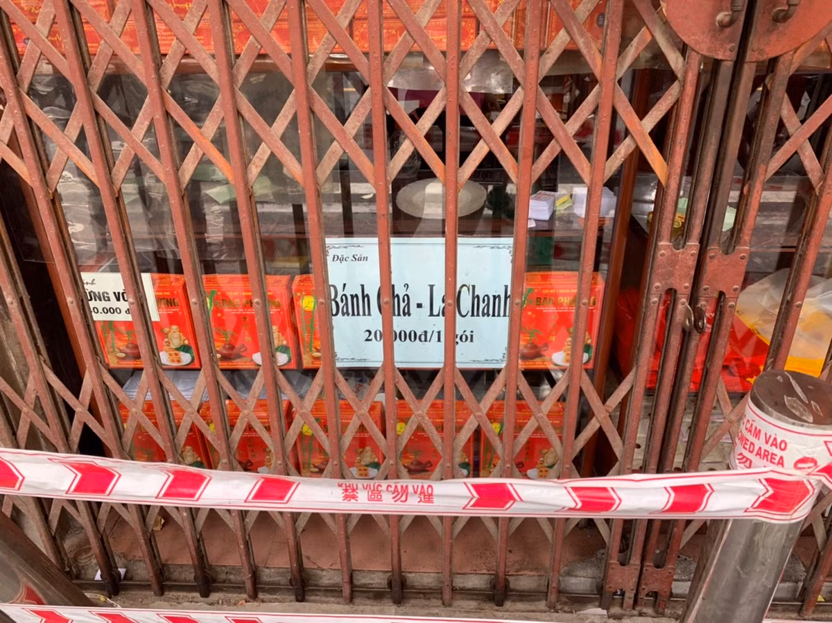 Theo ghi nhận của PV báo Tri thức và Cuộc sống, sau khi đóng cửa, cửa hàng này cũng không bày sản phẩm trên tủ.