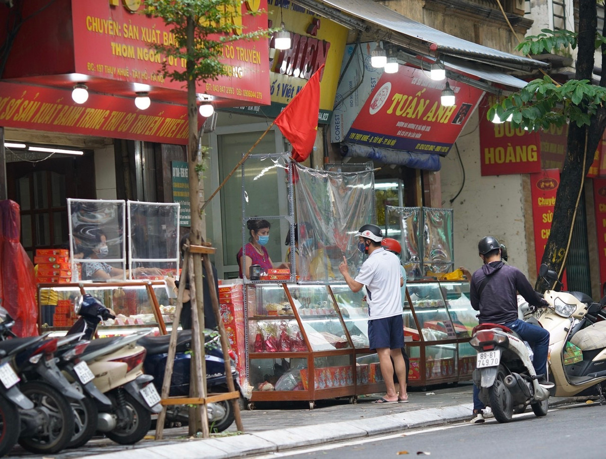 Không mua được bánh Bảo Phương, nhiều người phải sang các hàng bánh bên cạnh để mua.