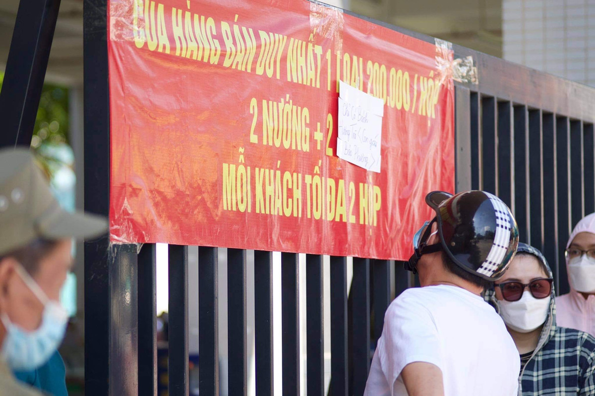 Theo đó, cả 2 cơ sở Bảo Phương và Hương Trà chỉ bán duy nhất 1 loại bánh 200.000 đồng/hộp.