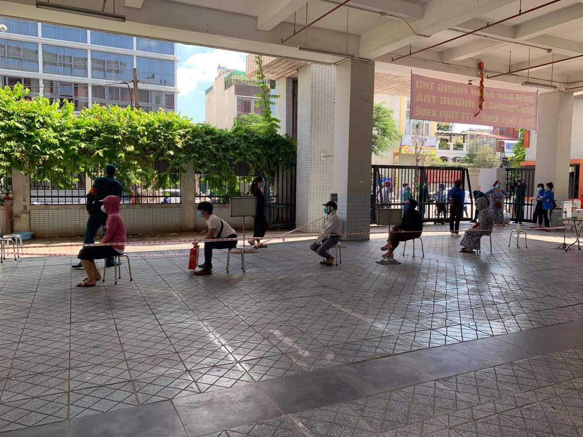 Mỗi lần mở cửa, lực lượng chức năng sẽ cho 2-3 người vào một lần và phải ngồi xếp hàng, giữ khoảng cách.