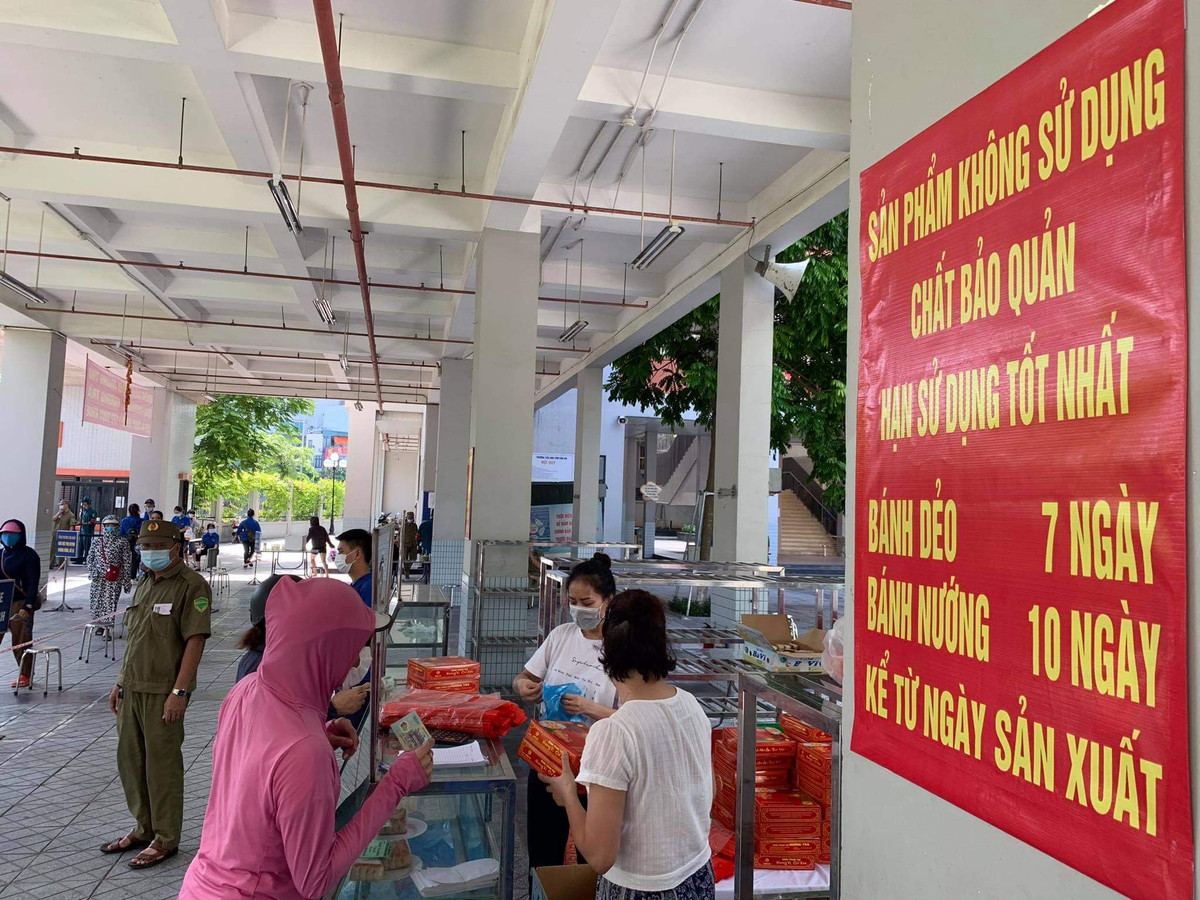 UBND phường Thuỵ Khuê đã tiến hành xử phạt các cơ sở vi phạm quy định phòng chống dịch. Tuy nhiên, do nhu cầu mua bánh Trung Thu của người dân cao nên phường Thuỵ Khuê đã tổ chức cho 2 cơ sở đảm bảo đủ chất được bán hàng dưới sự giám sát của chính quyền.