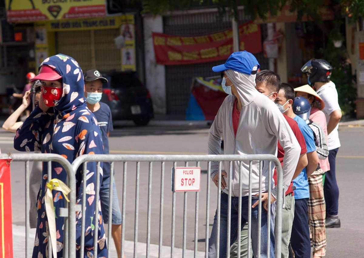 Mỗi người đến xếp hàng được mua tối đa 2 hộp bánh.