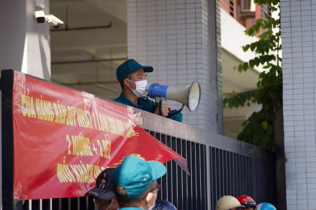 Phường Thuỵ Khuê đã bố trí lực lượng tình nguyện hướng dẫn để người dân xếp hàng vào mua bánh.