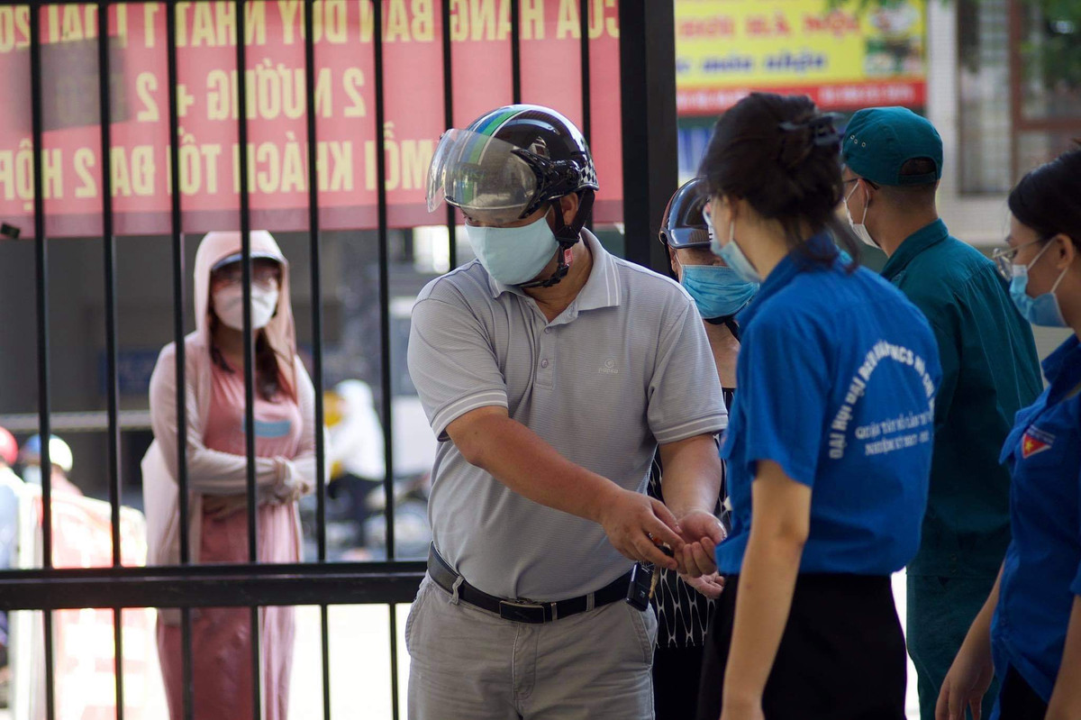 Theo ghi nhận của PV báo Tri thức và Cuộc sống, người dân tới mua bánh phải đứng xếp hàng theo sự hướng dẫn của công an phường và thanh niên tình nguyện.