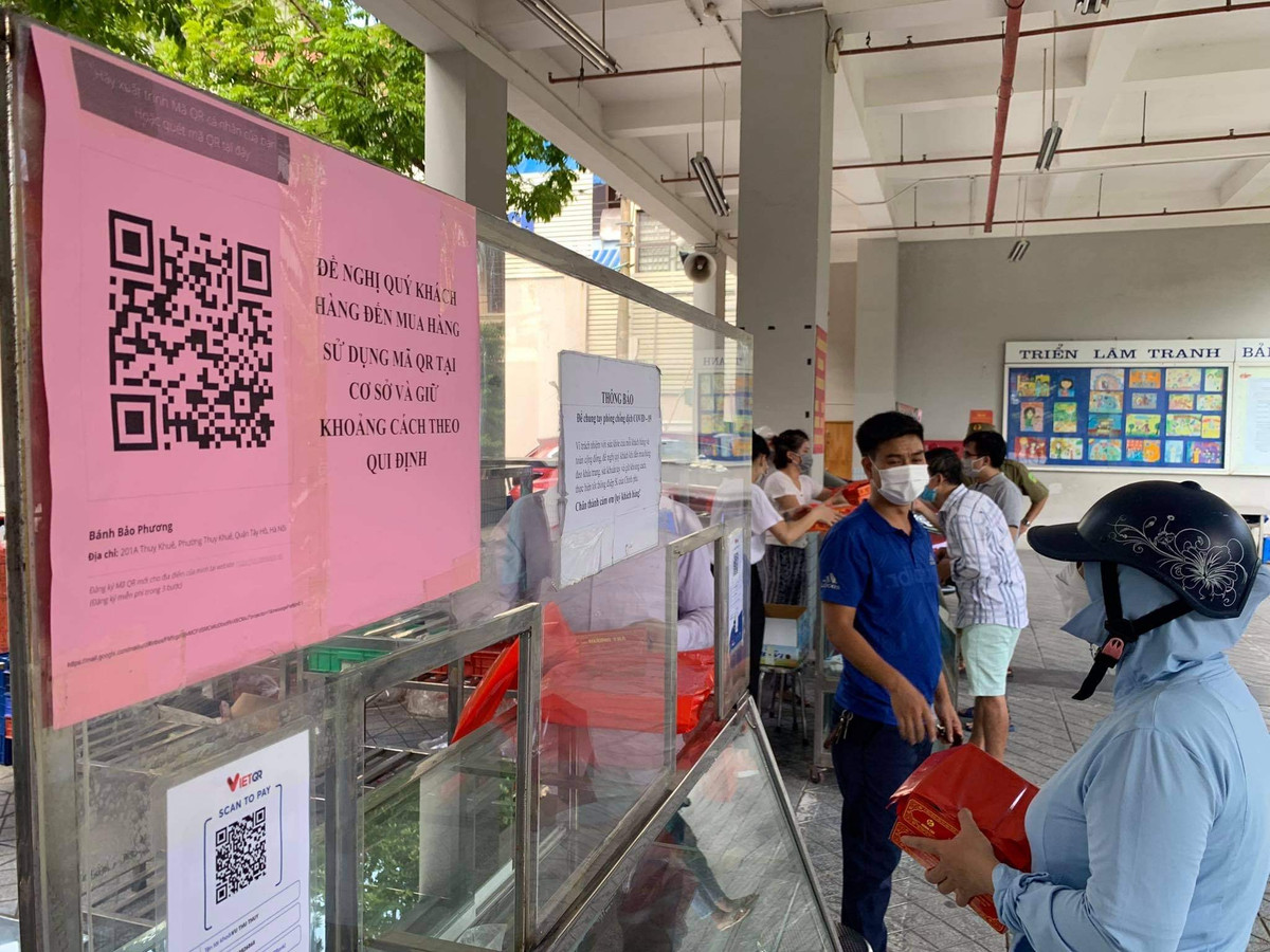 Theo thông báo, cơ sở bánh Bảo Phương đã hết hàng. Những ai muốn mua bánh Bảo Phương sẽ quay trở lại vào 8h sáng 20/9.