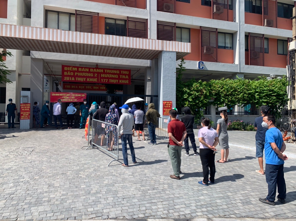 Chiều nay (19/9), UBND phường Thuỵ Khuê tiếp tục tổ chức cho 2 cơ sở bán bánh Trung Thu trên địa bàn được vào bán tại trường Tiểu học Chu Văn An.