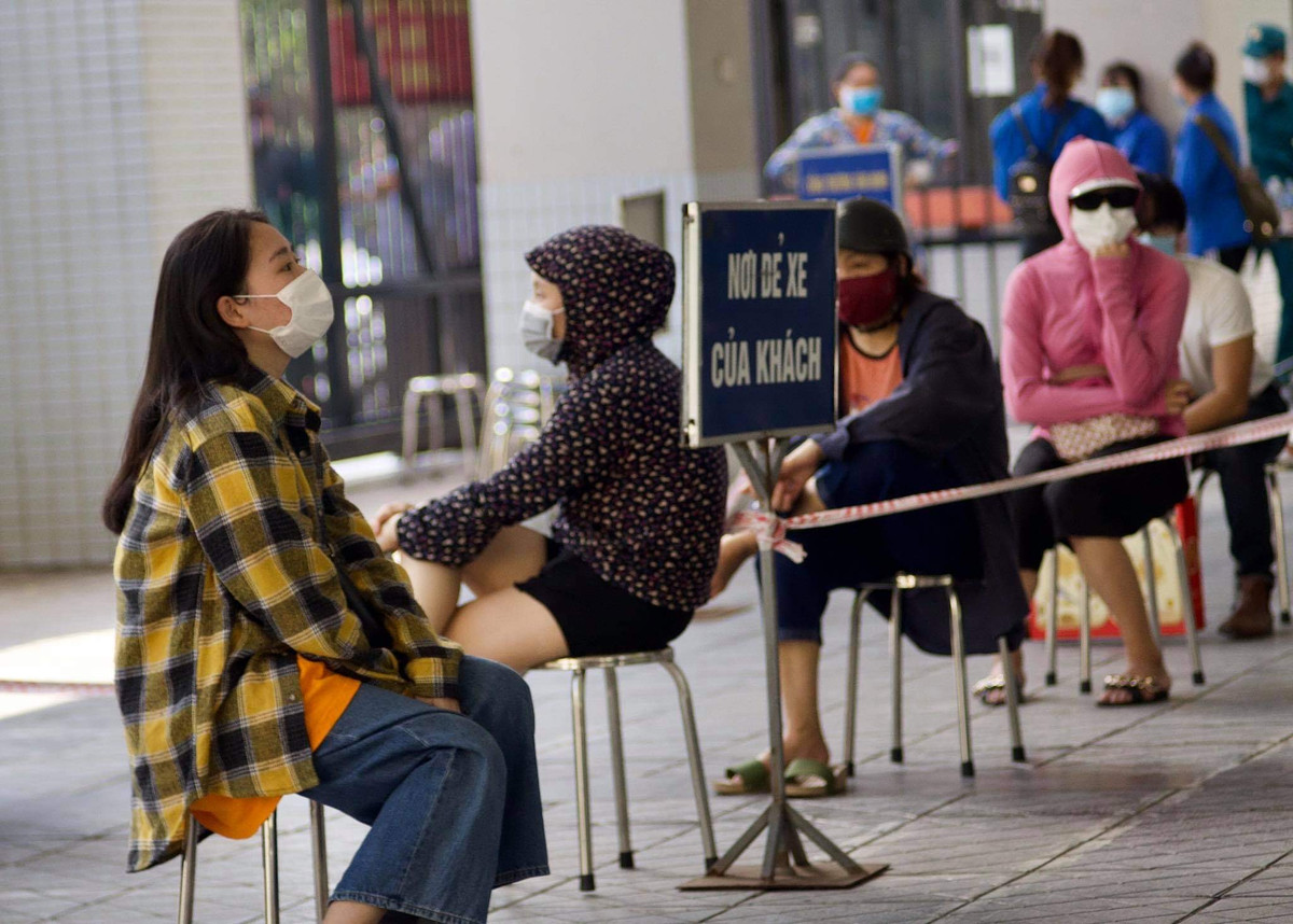 Nhiều người bức xúc khi đứng xếp hàng giữa trưa nhưng đến khi mở cửa thì không mua được bánh Bảo Phương. “Sáng nay thông báo là 3h chiều có bán bánh Bảo Phương, bây giờ lại thông báo là hết bánh” - bác Đông (sống trên phố Đội Cấn) nói.