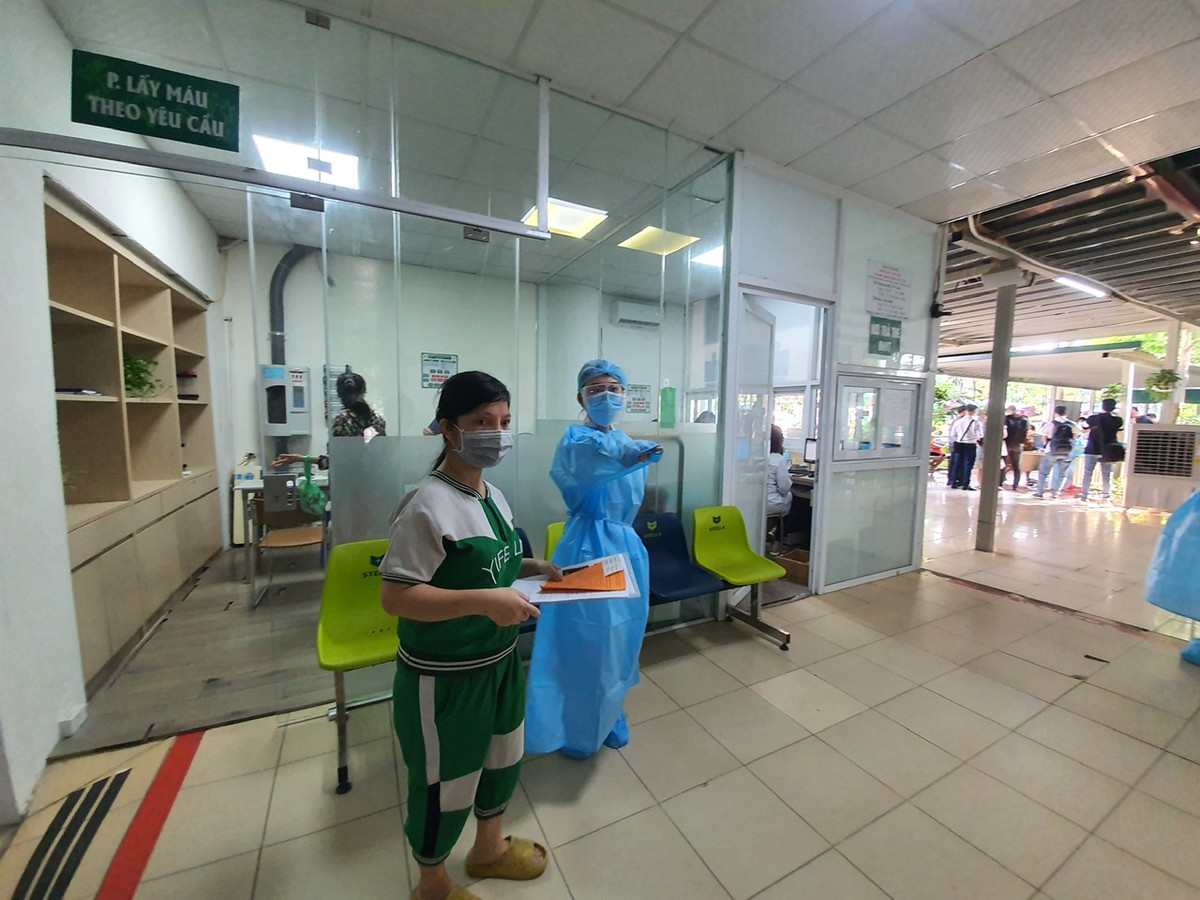 Bác sĩ Thắng khuyến cáo phụ nữ mang thai 13 tuần thai nên tiêm vắc xin sớm, các sớm càng tốt để phòng tránh COVID-19.