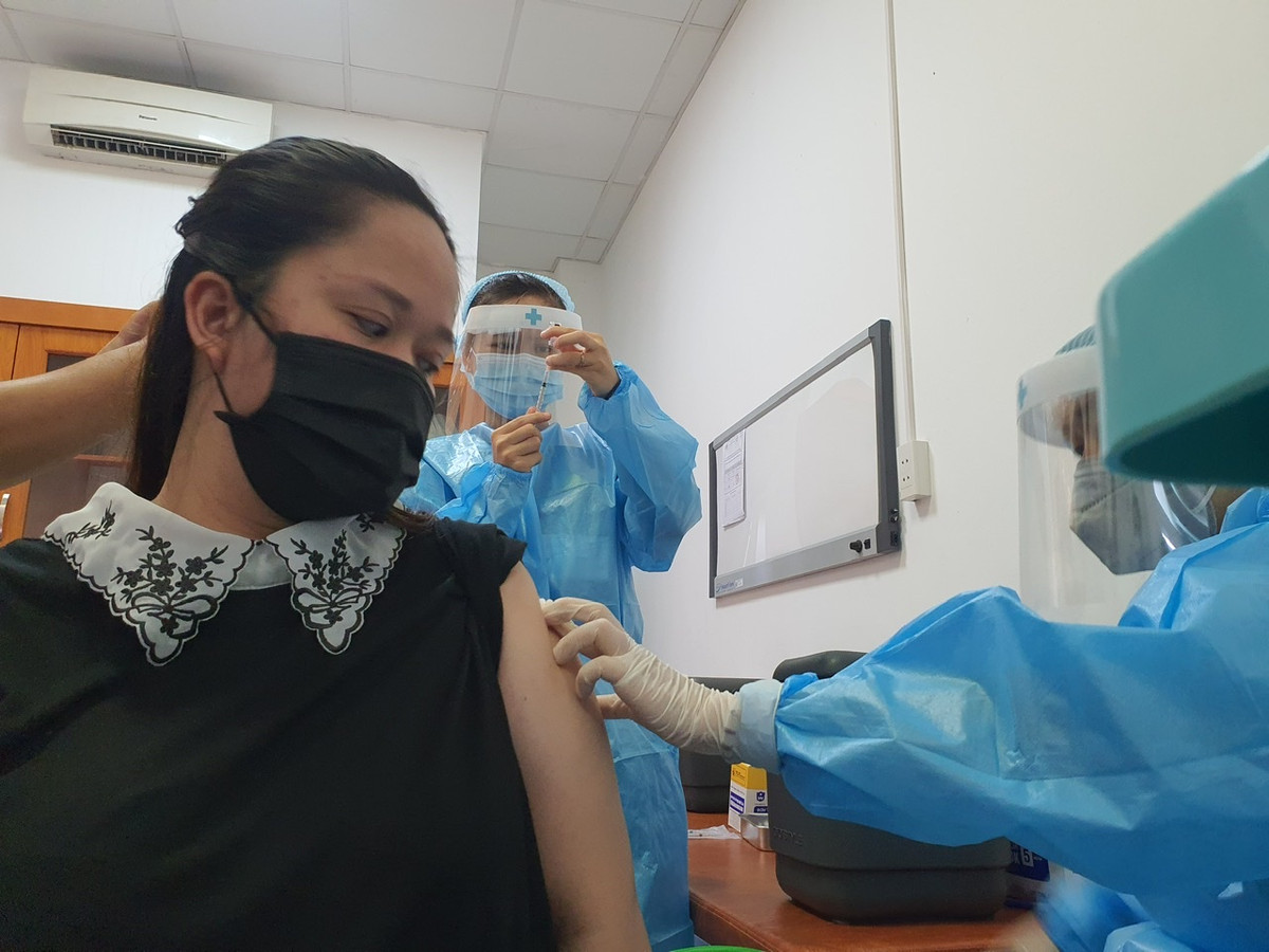 Theo bác sĩ Thắng, người mẹ đã tiêm vắc xin, nếu chẳng may mắc COVID-19 thì triệu chứng giảm hơn so với bình thường, đứa con đã có sẵn sức đề kháng tốt hơn so với mẹ chưa được tiêm.