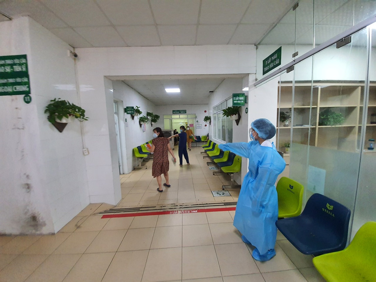 Theo ghi nhận của PV báo Tri thức và Cuộc sống, trong ngày đầu tiên triển khai tiêm vắc xin vẫn chưa có nhiều thai phụ đến tiêm.