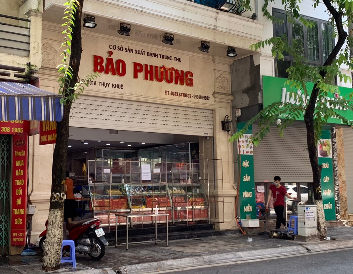 Năm nay, cửa hàng bánh Bảo Phương (Thuỵ Khuê, Hà Nội) vắng vẻ mua khách mua đến lạ thường mặc dù Tết Trung thu đã đến rất gần.