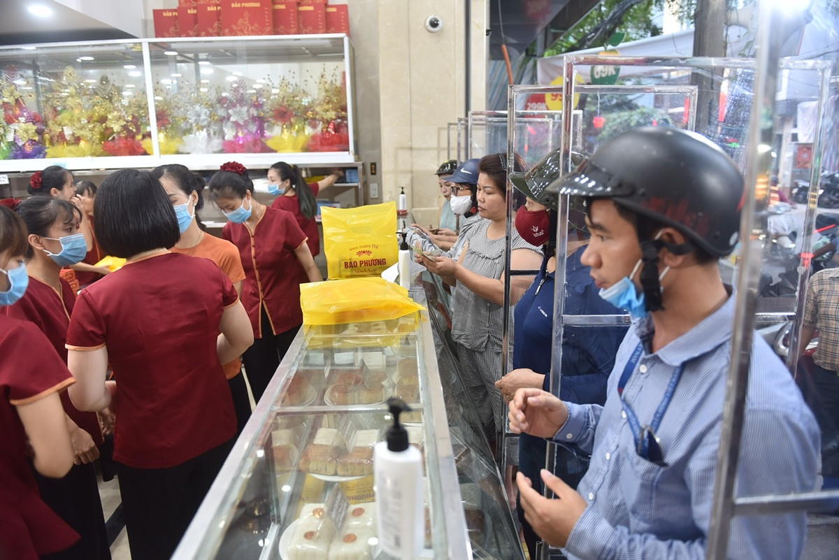 Từ năm 2020, cửa hàng này đã làm các tấm chắn để giảm tiếp xúc giữa người mua hàng. Đây cũng là biện pháp để hỗ trợ khách xếp hàng.