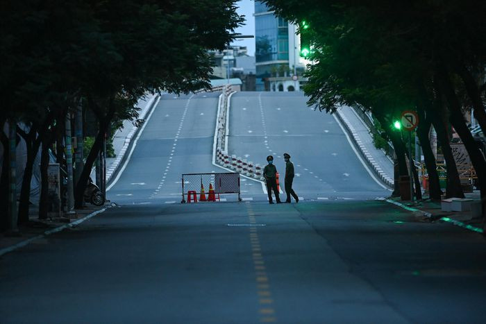 Hon 100 ngay gian cach xa hoi cua TP.HCM-Hinh-35