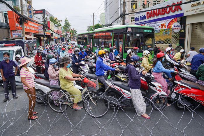 Hon 100 ngay gian cach xa hoi cua TP.HCM-Hinh-8