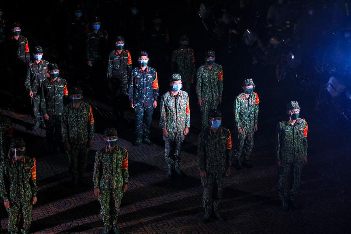 Hon 100 ngay gian cach xa hoi cua TP.HCM-Hinh-46