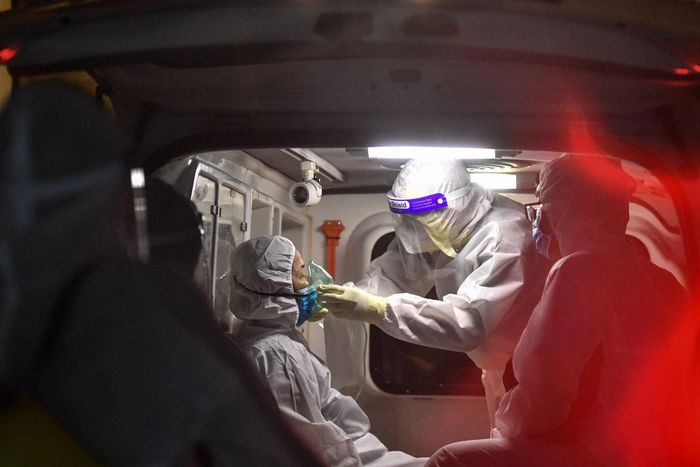 Hon 100 ngay gian cach xa hoi cua TP.HCM-Hinh-2